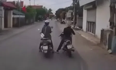 Phẫn nộ hai "nữ ninja" ngang nhiên dừng xe máy giữa đường để "buôn chuyện"