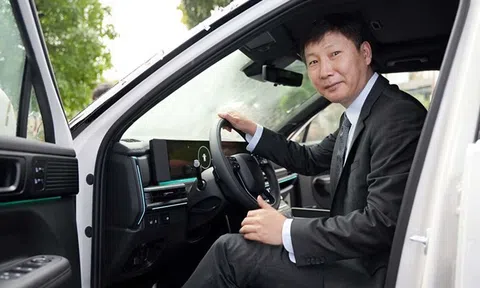 HLV Kim Sang-sik bất ngờ được tặng Hyundai Santa Fe bản cao cấp sau chiến thắng ấn tượng