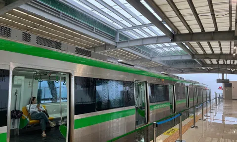 Bị tốc mái đã lâu, nhà ga tàu Cát Linh - Hà Đông chịu cảnh nước chảy lênh láng khi mưa lớn