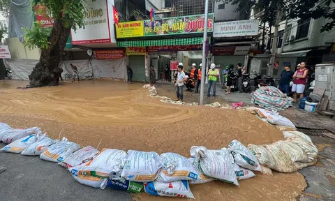 Bùn đất bất ngờ trào lênh láng trên phố khi đào ngầm metro ở Hà Nội