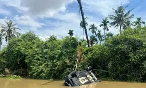 Ô tô lao thẳng xuống sông, hai ông cháu thoát chết khó tin nhờ… cửa kính mở?