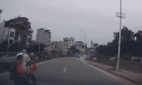 Học sinh đi xe đạp sang đường tại vạch cho người đi bộ, suýt va chạm với ô tô