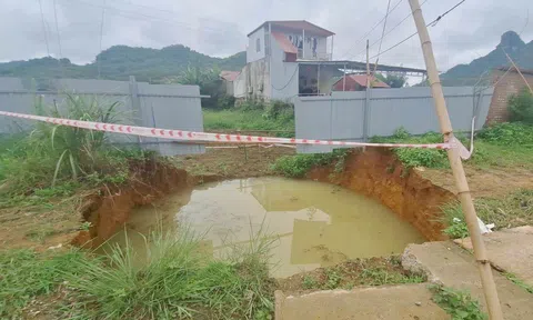 Vụ người đi xe máy rơi xuống "hố tử thần" tại Bắc Kạn: Mưa lớn cản trở công tác cứu hộ