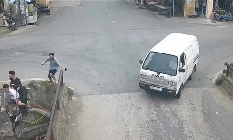 Tránh ôtô như ninja, xe máy chở ba "hạ cánh" xuống mương