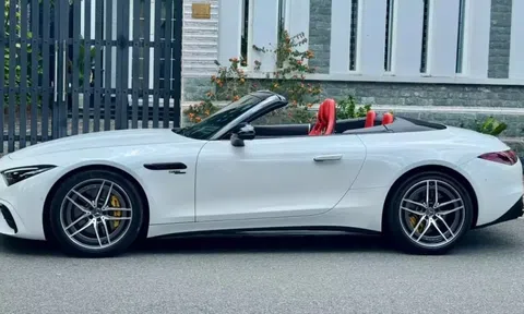 Vừa lăn bánh 2.000 km, siêu xe mui trần Mercedes-AMG SL43 đã tìm chủ mới