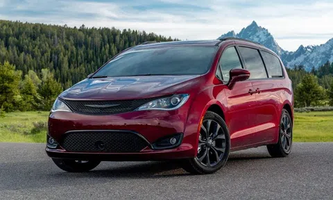 Chrysler Pacifica xuất hiện bí ẩn trên phố Việt Nam - đối thủ "ẩn danh" của Kia Carnival có gì đặc biệt?