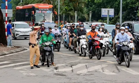 Tài xế xe ôm công nghệ bị "tuýt còi" hàng loạt: Đi ngược chiều, leo vỉa hè, che biển số