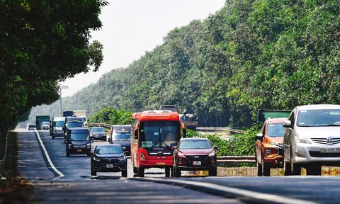 Đề xuất miễn phí đường bộ cho mọi xe “nằm bãi” từ 30 ngày và bỏ dán tem trên kính ô tô