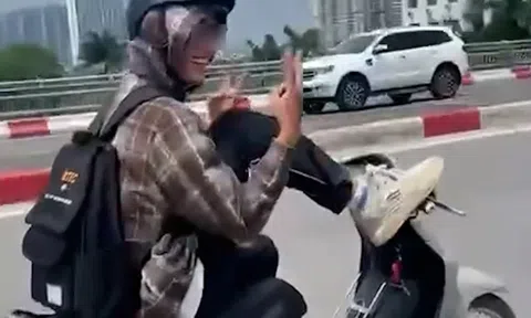 Nam thanh niên điều khiển xe máy bằng chân giữa phố Hà Nội: Mạng sống đổi lấy... lượt view?