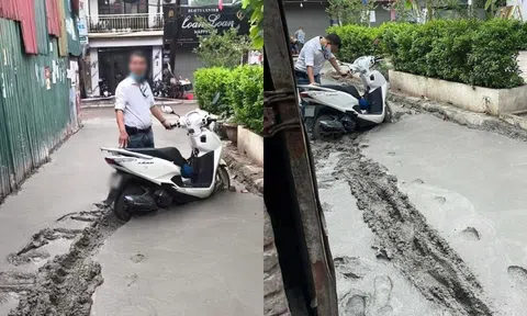 Bất chấp cảnh báo, người đàn ông cố dắt xe vào ngõ mới đổ bê tông ở Hà Nội: "Tiện đường" là lý do?