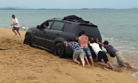 Thêm một vụ tài xế tự ý lái xe xuống bãi biển Tuy Hòa: Trò vui phút chốc, hậu quả khôn lường