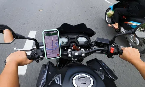 Gắn điện thoại trên tay lái xe máy để xem bản đồ có vi phạm luật không?