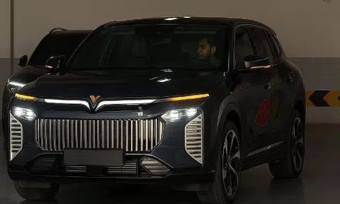 SUV VinFast bí ẩn xuất hiện với logo vàng: Thiết kế khác lạ, nghi có bản chống đạn đầu tiên tại Việt Nam?