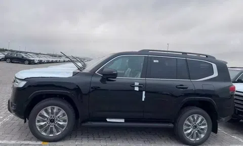 Cận cảnh Toyota Land Cruiser LC300 2025 tại Việt Nam: Giá từ 4,58 tỷ đồng, khách vẫn phải mua kèm "lạc"
