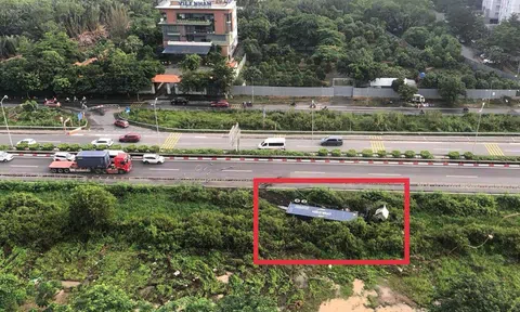 Xe container lật ngang trên cao tốc TPHCM – Long Thành vì sự chủ quan của tài xế