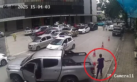 Hà Nội: Xe bán tải lùi bất cẩn trong bệnh viện, cuốn người đi bộ vào gầm xe