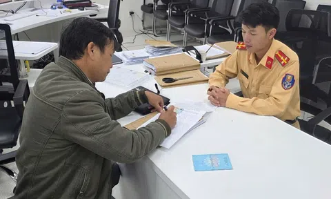 CSGT Lâm Đồng biểu dương tài xế vượt đèn đỏ và câu chuyện đặc biệt ở phía sau