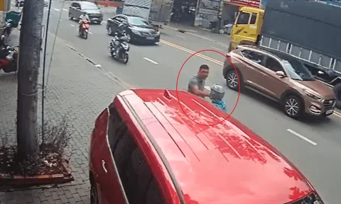 Bị nhắc nhở vì ném rác, người đàn ông lao xuống ô tô đạp nữ tài xế xe ôm công nghệ ngã sõng soài