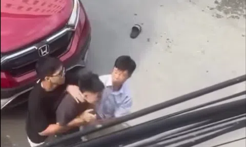 Bắc Giang: Va chạm giao thông, hai cha con đánh người chảy máu đầu rồi dọa nạt "có biết tao là ai không?"