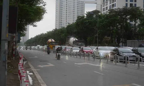 Ô tô "nhích từng mét" trên đường Võ Chí Công, Phạm Văn Đồng vì dải phân cách cứng mới?