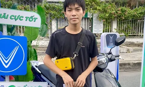 Đổi từ xe máy xăng sang xe máy điện VinFast, tài xế chia sẻ: “Giữ gìn được sức khỏe, tiết kiệm được nhiều tiền”