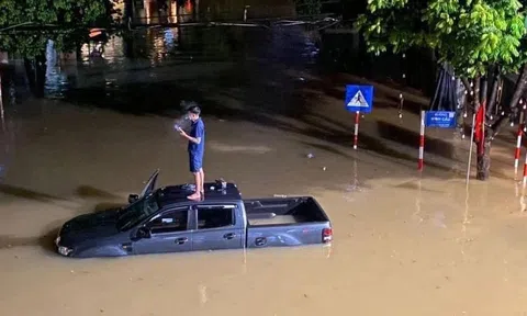Thái Nguyên chìm trong mưa lớn, ô tô ngập đến nóc giữa phố