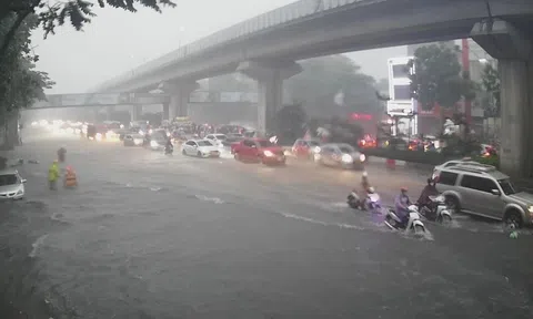 Hà Nội mưa lớn đúng giờ cao điểm, đường phố thành sông, xe cộ kẹt cứng