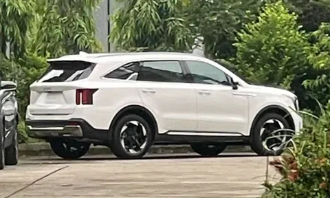 Kia Sorento 2025 lộ diện không che tại trạm đăng kiểm ở Hà Nội, sẵn sàng ra mắt trong tháng 7?