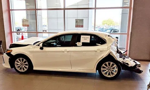 Toyota trưng bày Camry bị tai nạn trong showroom: Bằng chứng sống về độ an toàn thay vì lời quảng cáo