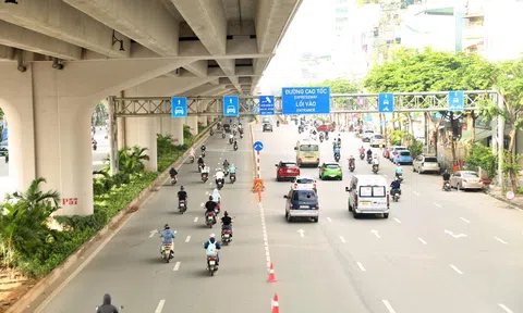 Hỗn loạn ngày đầu phân làn: Xe máy ùn ùn tràn vào làn ôtô trên đường Phạm Văn Đồng