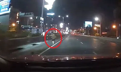 Thót tim cảnh người đi bộ vượt dải phân cách trên cầu Vĩnh Tuy giữa dòng xe cộ