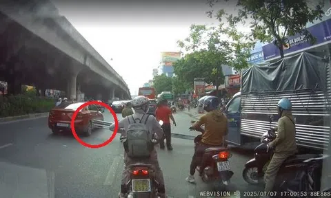 Phương tiện đi đường gặp họa vì xe máy chở sắt như "bẫy tử thần"