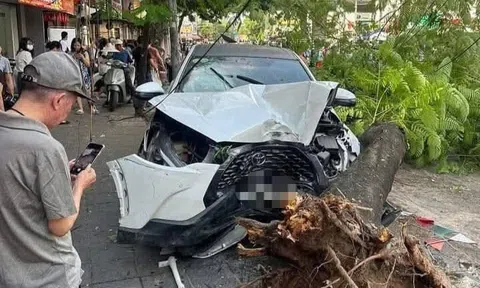 Hiện trường hỗn loạn: Nữ tài xế gây tai nạn liên hoàn trên phố Hà Nội, hàng chục người bị thương