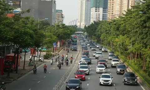 Tuyến Võ Chí Công chính thức phân làn cứng: Ô tô không được dừng đỗ trước và sau nút giao 50m