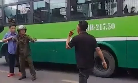Va chạm nhẹ, tài xế xe tải cầm dao rượt đánh tài xế xe buýt giữa đường TP.HCM