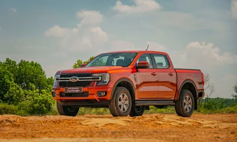 Ford Ranger bán gần bằng tất cả đối thủ cộng lại, Triton vượt mặt Hilux lần nữa