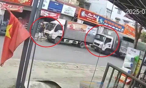 Ô tô đỗ ven đường bị xe tải tông dồn, người đi bộ trở thành nạn nhân