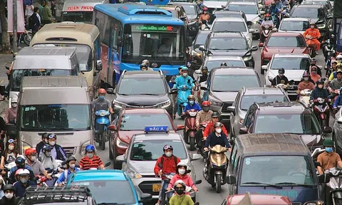 Sở hữu ô tô xăng ở Hà Nội sẽ đắt đỏ hơn khi phí trước bạ, biển số, gửi xe đều bị siết