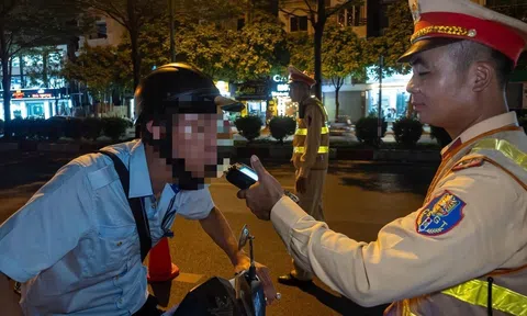 Hà Nội: Say rượu lái xe, loạt tài xế "sập bẫy" CSGT hóa trang gần quán nhậu