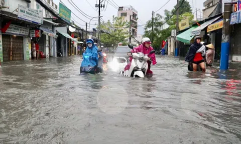 Hà Nội trước giờ bão số 3 đổ bộ: Người dân tất bật chuẩn bị, không để bất ngờ khi ra đường