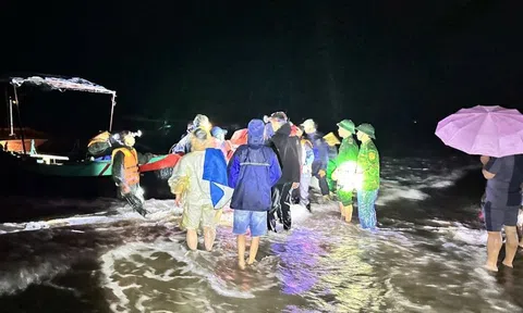 10 phút sinh tử trên biển Thiên Cầm: Phút giông bão và nỗ lực cứu người thần tốc