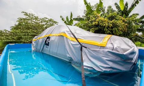 Chủ xe đua nhau "gói bánh chưng" ô tô để chống ngập trước bão số 3 Wipha