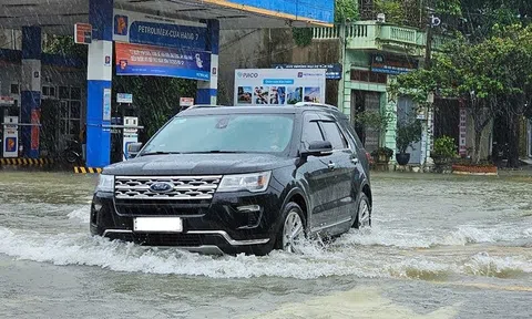 Bảo vệ ô tô thế nào trước nguy cơ ngập nước, thủy kích và cây đổ mùa mưa bão?
