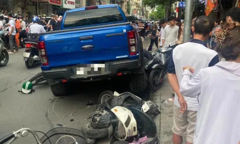 Vụ bán tải tông liên hoàn 9 xe máy ở phố Khâm Thiên: Tài xế khai xe bất ngờ rồ ga sau khi nổ máy