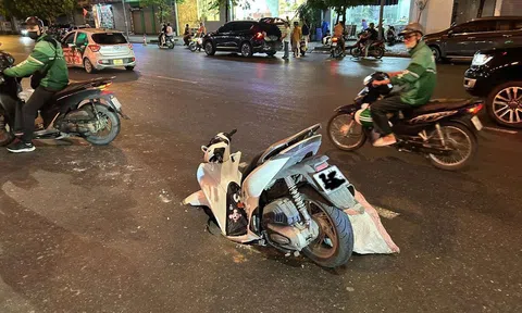 Xe máy SH tụt hố giữa phố Trường Chinh: Lỗi do đường hay do người?