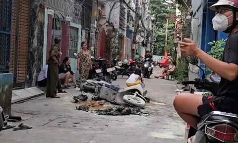 Xe điện bất ngờ bốc cháy dù không sạc, 7 người trong gia đình tháo chạy thoát thân