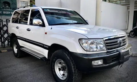 Toyota Land Cruiser 105 máy dầu “zin” đời 2005: Huyền thoại off-road được định giá ngang xe mới