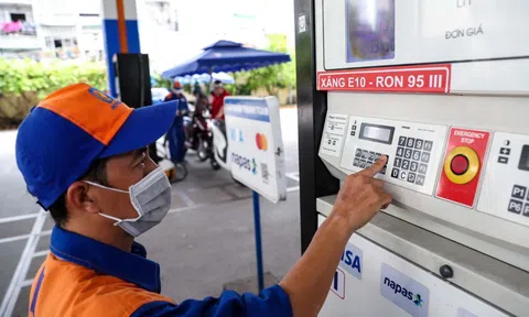 Xăng sinh học E10 bắt đầu mở bán, ảnh hưởng ra sao đến xe ô tô đời cũ?