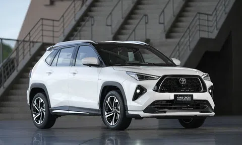 Toyota Yaris Cross gây sốt với ngoại hình đậm chất Range Rover, cánh gió siêu lớn như siêu xe