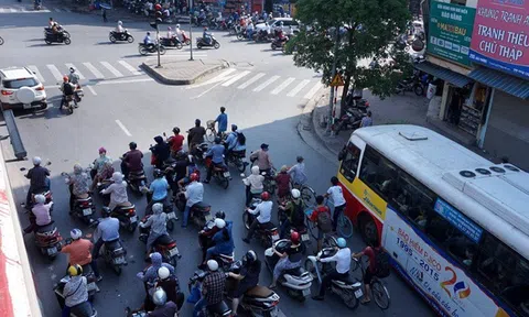 Dừng xe né nắng chờ đèn đỏ: Thói quen "khôn lỏi" tiềm ẩn nguy cơ tai nạn và bị xử phạt